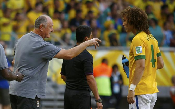 Felipe Scolari ha qualcosa da dire anche a David Luiz, poi uscirà anche il difensore. Reuters